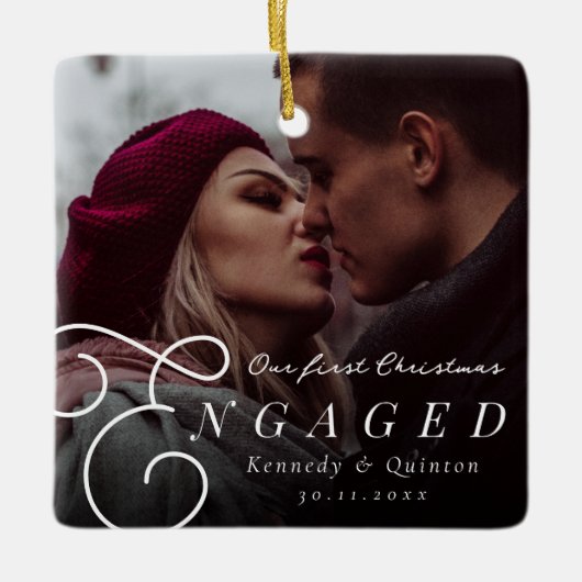 私たちの初めてのクリスマス婚約したクラシックのミニマル写真 セラミックオーナメント (正面)