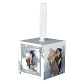 私たちの初めてのクリスマス婚約したグリーンリー3フォトグレー キューブオーナメント (正面アングル)