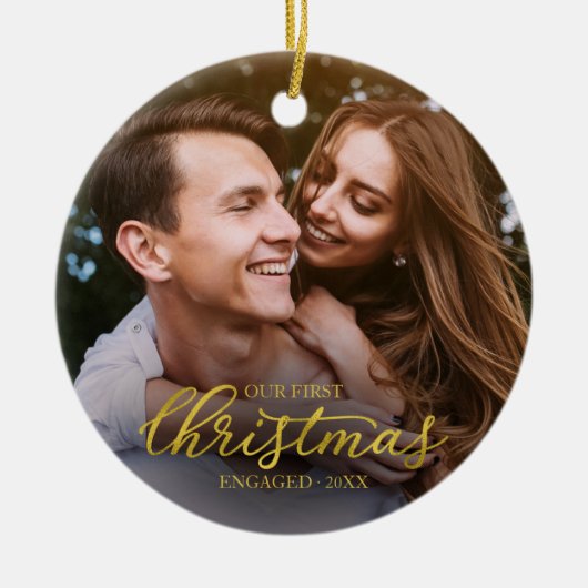 私たちの初めてのクリスマス婚約したゴールドフォイルスクリプト セラミックオーナメント (正面)