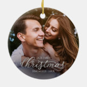 私たちの初めてのクリスマス婚約したシルバーフォイルのスクリプト セラミックオーナメント (裏面)