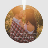 私たちの初めてのクリスマス婚約したシンプル写真 オーナメント (裏面)