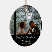 私たちの初めてのクリスマス婚約したスクリプトのカップルの写真 セラミックオーナメント (右)