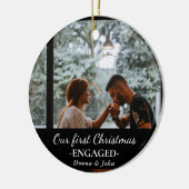 私たちの初めてのクリスマス婚約したスクリプトのカップルの写真 セラミックオーナメント (左)