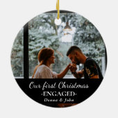 私たちの初めてのクリスマス婚約したスクリプトのカップルの写真 セラミックオーナメント (裏面)