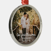 私たちの初めてのクリスマス婚約したスクリプトのカップルの写真 メタルオーナメント (右)