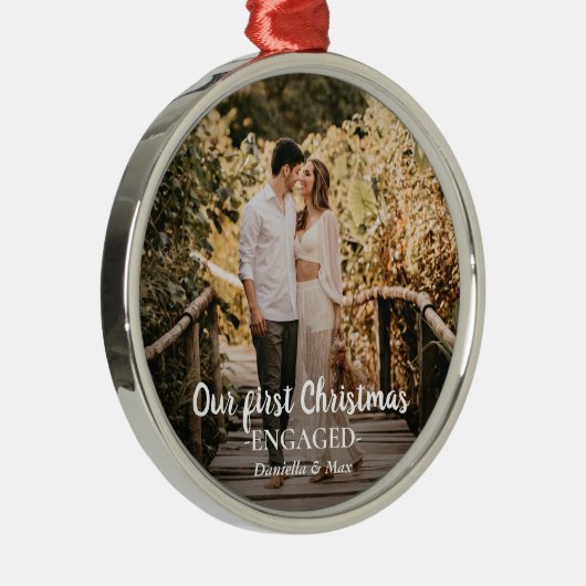 私たちの初めてのクリスマス婚約したスクリプトのカップルの写真 メタルオーナメント (右)