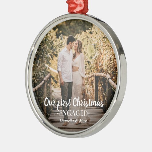 私たちの初めてのクリスマス婚約したスクリプトのカップルの写真 メタルオーナメント (左)