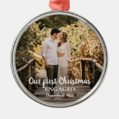 私たちの初めてのクリスマス婚約したスクリプトのカップルの写真 メタルオーナメント (正面)