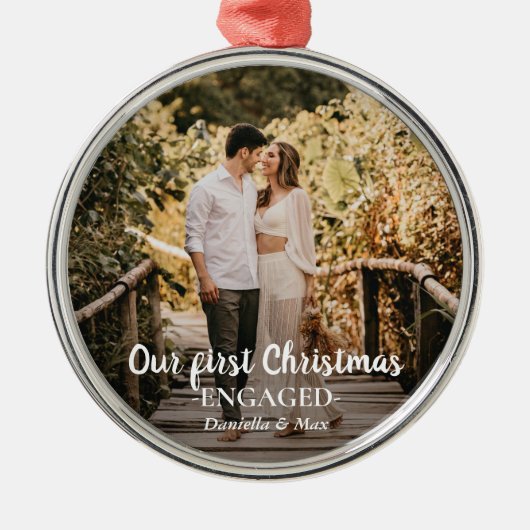私たちの初めてのクリスマス婚約したスクリプトのカップルの写真 メタルオーナメント (正面)