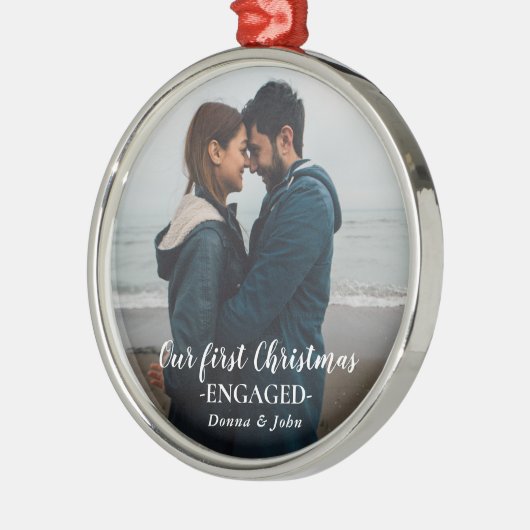 私たちの初めてのクリスマス婚約したスクリプトのカップルの写真 メタルオーナメント (左)