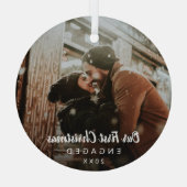 私たちの初めてのクリスマス婚約したチョークスクリプトの写真 ガラスオーナメント (裏面)
