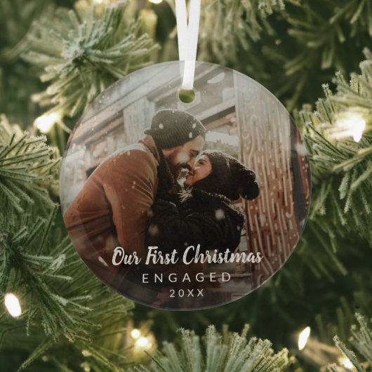 私たちの初めてのクリスマス婚約したチョークスクリプトの写真 ガラスオーナメント (インサイチュ)