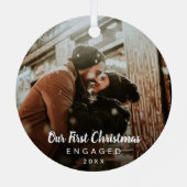 私たちの初めてのクリスマス婚約したチョークスクリプトの写真 メタルオーナメント (裏面)