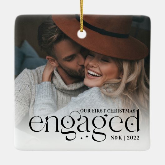 私たちの初めてのクリスマス婚約したパーソナライズされた写真 セラミックオーナメント (裏面)