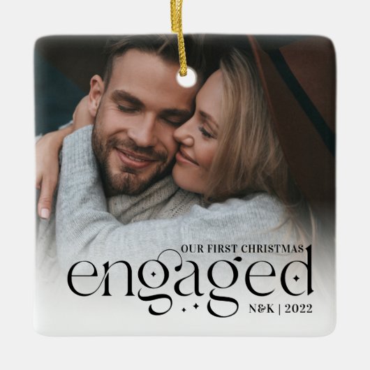 私たちの初めてのクリスマス婚約したパーソナライズされた写真 セラミックオーナメント (正面)