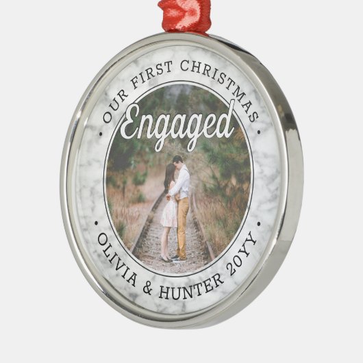 私たちの初めてのクリスマス婚約したフェイク大理石写真 メタルオーナメント (左)