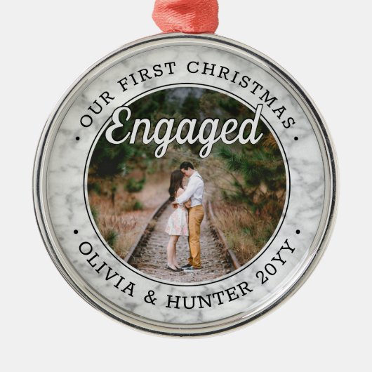 私たちの初めてのクリスマス婚約したフェイク大理石写真 メタルオーナメント (正面)