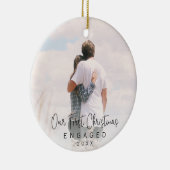 私たちの初めてのクリスマス婚約したブラックスクリプトの写真 セラミックオーナメント (右)