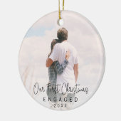 私たちの初めてのクリスマス婚約したブラックスクリプトの写真 セラミックオーナメント (左)