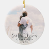 私たちの初めてのクリスマス婚約したブラックスクリプトの写真 セラミックオーナメント (裏面)