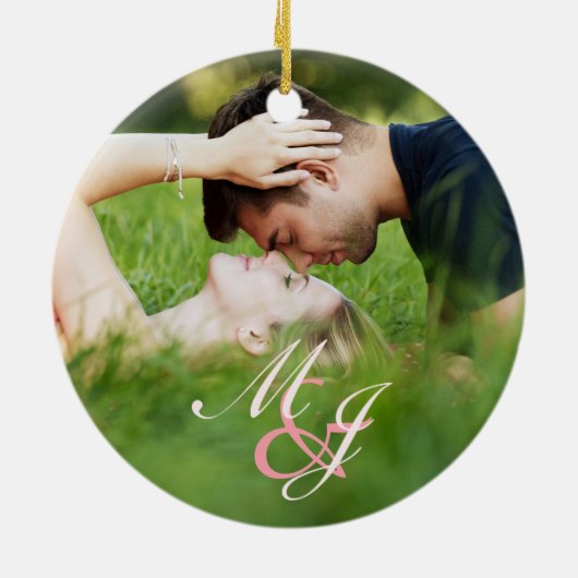 私たちの初めてのクリスマス婚約したミニマルエレガント セラミックオーナメント (裏面)