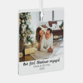 私たちの初めてのクリスマス婚約したミニマルカップルの写真 メタルオーナメント (正面右)