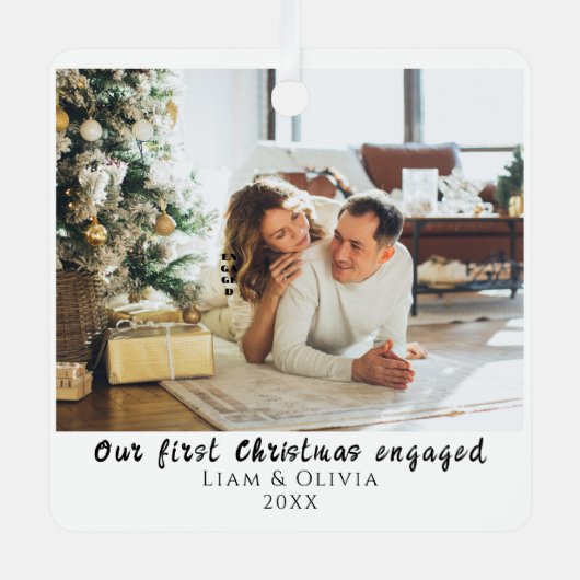 私たちの初めてのクリスマス婚約したミニマルカップルの写真 メタルオーナメント (正面)