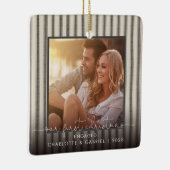 私たちの初めてのクリスマス婚約したモダンファームハウス写真 セラミックオーナメント (右)