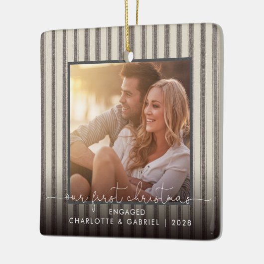 私たちの初めてのクリスマス婚約したモダンファームハウス写真 セラミックオーナメント (左)