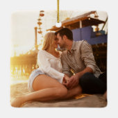 私たちの初めてのクリスマス婚約したモダンファームハウス写真 セラミックオーナメント (裏面)