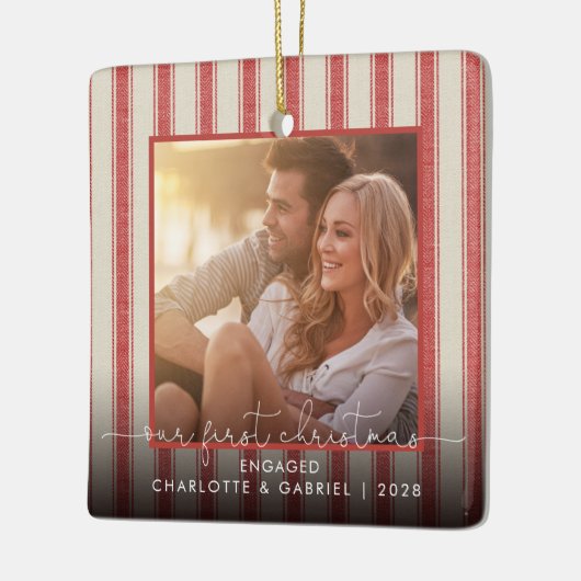 私たちの初めてのクリスマス婚約したモダンファームハウス写真 セラミックオーナメント (左)