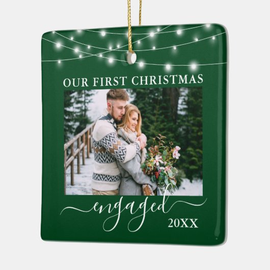 私たちの初めてのクリスマス婚約したライトフォトグリーン セラミックオーナメント (左)