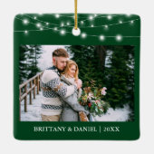 私たちの初めてのクリスマス婚約したライトフォトグリーン セラミックオーナメント (裏面)