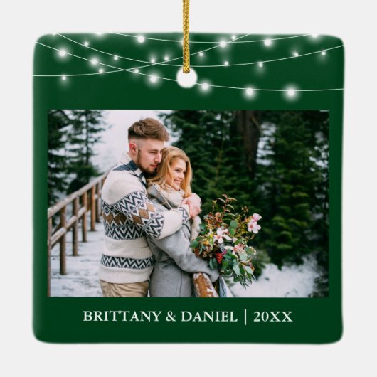 私たちの初めてのクリスマス婚約したライトフォトグリーン セラミックオーナメント (裏面)