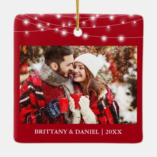私たちの初めてのクリスマス婚約したライト写真レッド セラミックオーナメント (裏面)