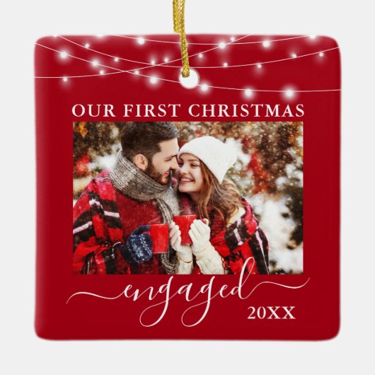 私たちの初めてのクリスマス婚約したライト写真レッド セラミックオーナメント (正面)