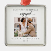 私たちの初めてのクリスマス婚約した写真ミニマリスト メタルオーナメント (正面)