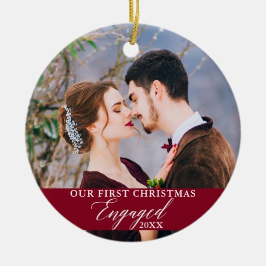 私たちの初めてのクリスマス婚約した写真Burgundy セラミックオーナメント (正面)
