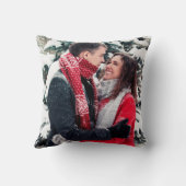 私たちの初めてのクリスマス婚約した冬のリース写真 クッション (裏面)