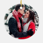 私たちの初めてのクリスマス婚約した冬のリース写真 セラミックオーナメント (裏面)