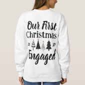 私たちの初めてのクリスマス婚約した2023カップルのクルーネック スウェットシャツ (裏面)