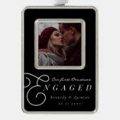 私たちの初めてのクリスマス婚約 クラシック ミニマル フォト シルバープレートフレームオーナメント (正面)