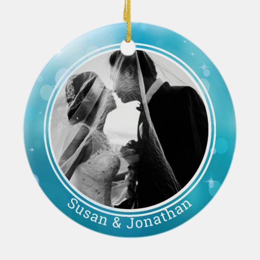 私たちの初めてのクリスマス新婚カップル雪だるま写真 セラミックオーナメント (裏面)