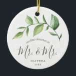 私たちの初めてのクリスマス素朴グリーンリー写真ゲイ セラミックオーナメント<br><div class="desc">今年結婚したは？水の色の緑の素朴な枝とメッセージ「私たちの初めてのクリスマスはミスターとミスターよ色彩の鮮やかり」と、あなたの姓と年と一緒に、この記念セラミックオーナメントを持つ木にメモリを追加しなさい。背中に写真がお気に入りのある。このオーナメントは彼らの素晴らし初めてのクリスマスのためにゲイの新婚カップルに贈り物をする。</div>