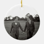 私たちの初めてのクリスマス素朴グリーンリー写真ゲイ セラミックオーナメント (裏面)