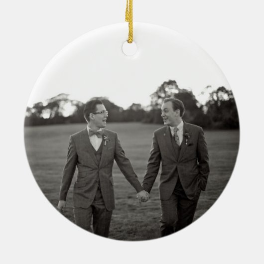 私たちの初めてのクリスマス素朴グリーンリー写真ゲイ セラミックオーナメント (裏面)