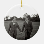 私たちの初めてのクリスマス素朴ゲイ新着写真 セラミックオーナメント (裏面)