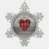 私たちの初めてのクリスマス素朴パーソナライズされた スノーフレークピューターオーナメント (正面)