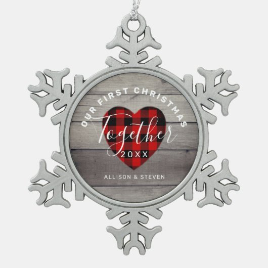私たちの初めてのクリスマス素朴パーソナライズされた スノーフレークピューターオーナメント (正面)