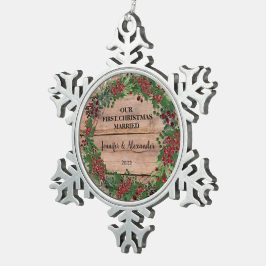 私たちの初めてのクリスマス結婚したの素朴な木の果実 スノーフレークピューターオーナメント (右)